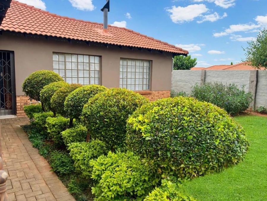 To Let 3 Bedroom Property for Rent in Waterkloof A H North West